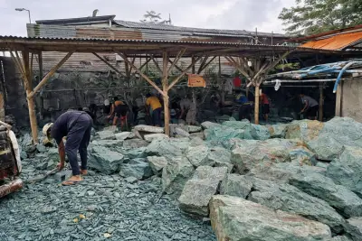 Pedra Hijau aplicada em banheiros, saunas úmidas e áreas externas premium