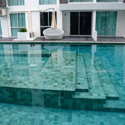 Pedra Hijau aplicada em revestimento interno de piscinas