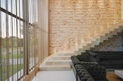 Travertino Cairo aplicada em muros e painéis decorativos