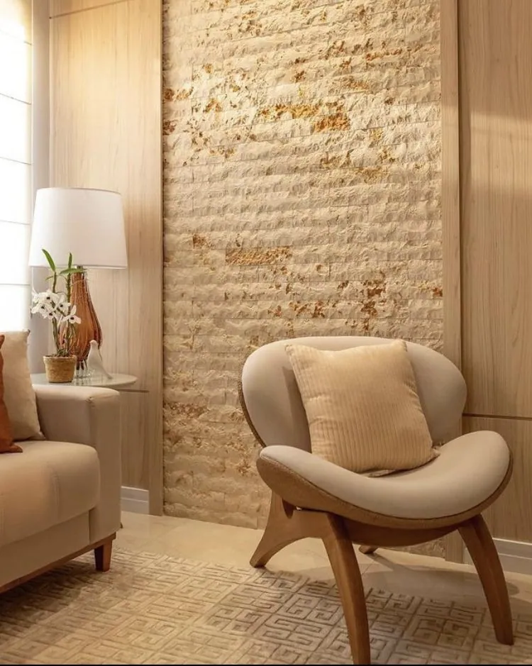 Travertino Cairo — Travertino egípcio com visual tipo rockface e tons bege naturais