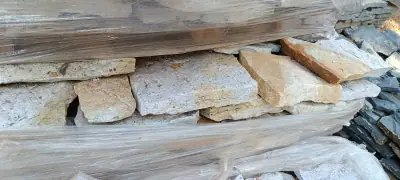 Pedra Madeira Amarelo do ARE aplicada em fachadas com estilo rústico