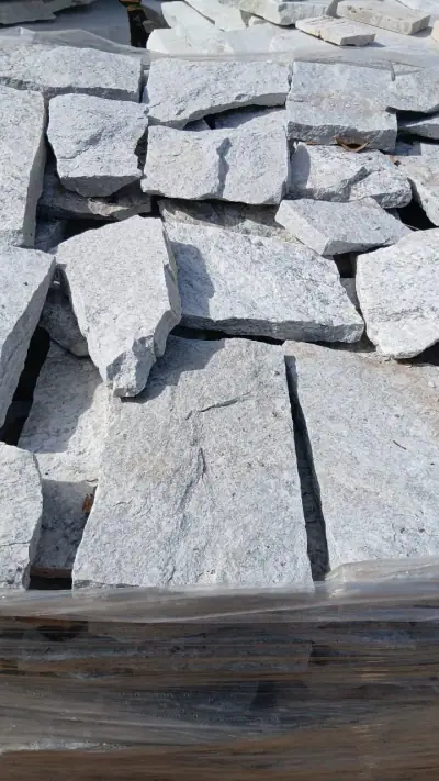 Pedra Madeira Branco do ARE aplicada em revestimento de paredes