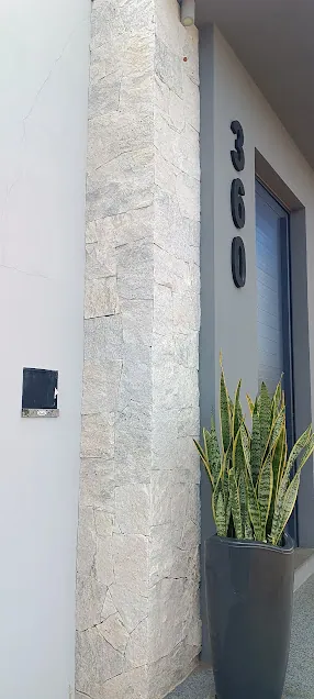 Pedra Madeira Branco do ARE aplicada em pisos de áreas internas e externas