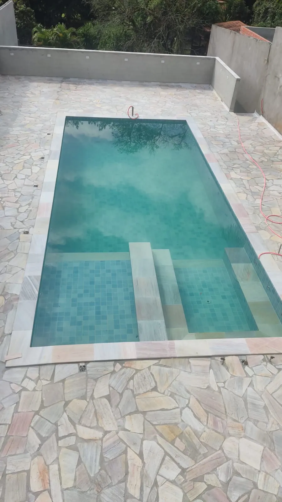 Pedra São Tomé aplicada em piscinas e áreas molhadas