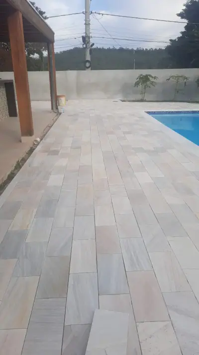 Pedra Mineira Serrada aplicada em varandas e terraços