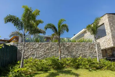 Moledo Champagne aplicada em fachadas residenciais e comerciais
