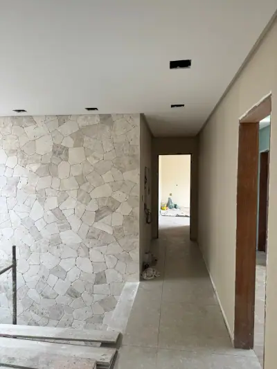 Moledo La Roccia aplicada em muros residenciais de alto padrão