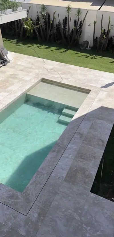 Piso Travertino Escovado aplicada em banheiros