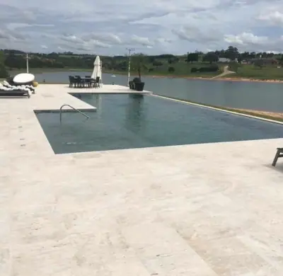 Piso Travertino Escovado aplicada em áreas de piscina
