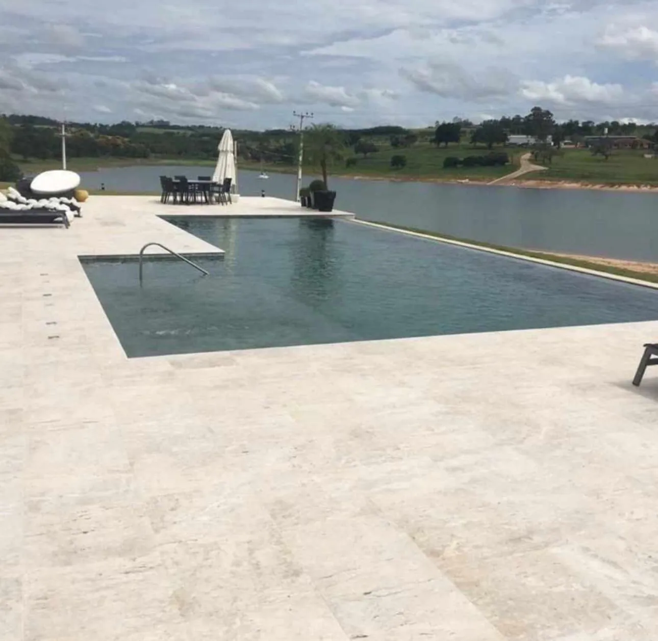 Piso Travertino Escovado — Piso com textura suave e antiderrapante