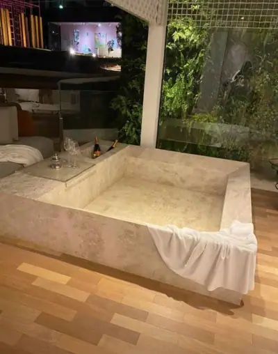 Piso Travertino Levigado aplicada em salas e ambientes sociais