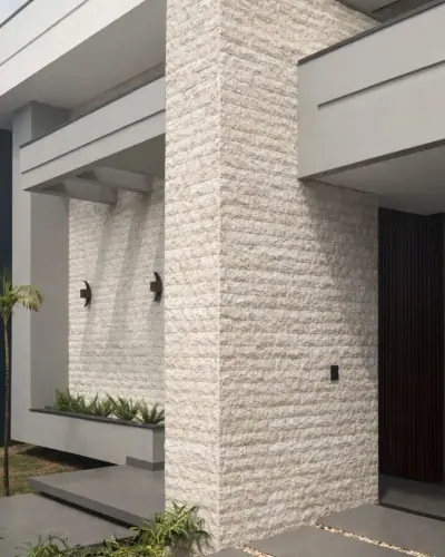 Travertino Rockface aplicada em fachadas com estilo contemporâneo