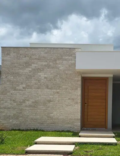 Travertino Rockface aplicada em detalhes arquitetônicos de destaque